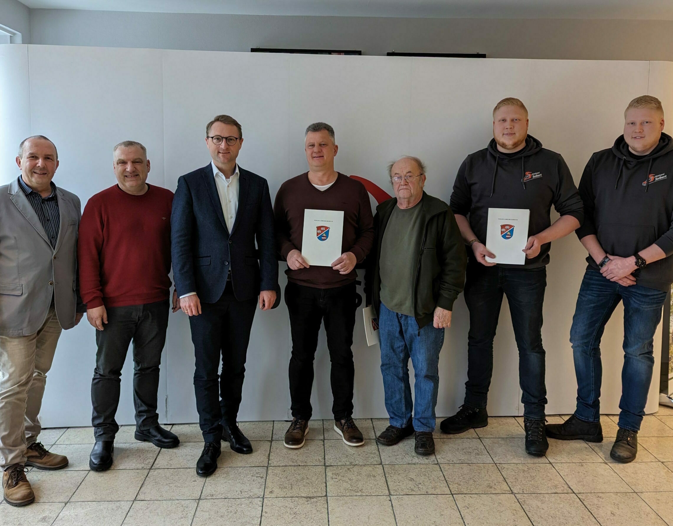 Dr. Jens Mischak (Dritter von links), Erster Kreisbeigeordneter, übergibt die LEADER-Förderbescheide an die Schreinermeister Lukas und Robin Seibert (von rechts), Schreinermeister Gerhard Zirbel und an Karsten Ittmann, 1. Vorsitzender des Turnvereins Angersbach. Auch Matthias Steckenreuter, Verein Region Vogelsberg, und Peter Sukdolak, Amt für Wirtschaft und den ländlichen Raum des Vogelsbergkreises, gratulieren. (Foto: Vogelsbergkreis/C.Lips)