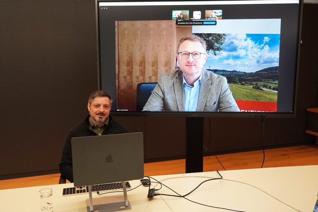 Dr. Jens Mischak (Vorstandsvorsitzender des Region Vogelsberg e. V.) und Dominik Süßmith (Kundenberater im Team-Energiedienstleistung der OVAG) während des Online-Webinars. Bild: OVAG