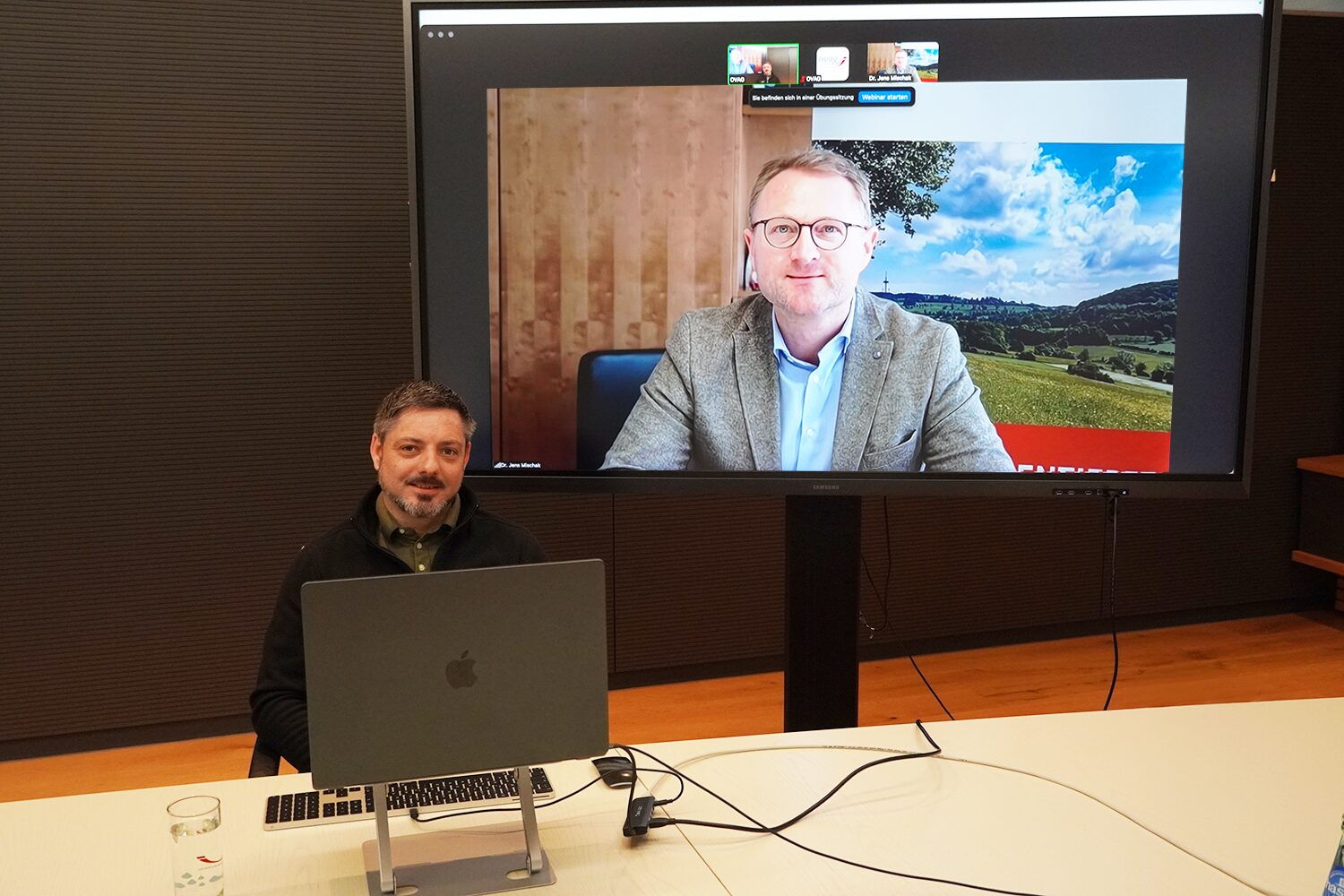 Dr. Jens Mischak (Vorstandsvorsitzender des Region Vogelsberg e. V.) und Dominik Süßmith (Kundenberater im Team-Energiedienstleistung der OVAG) während des Online-Webinars. Bild: OVAG